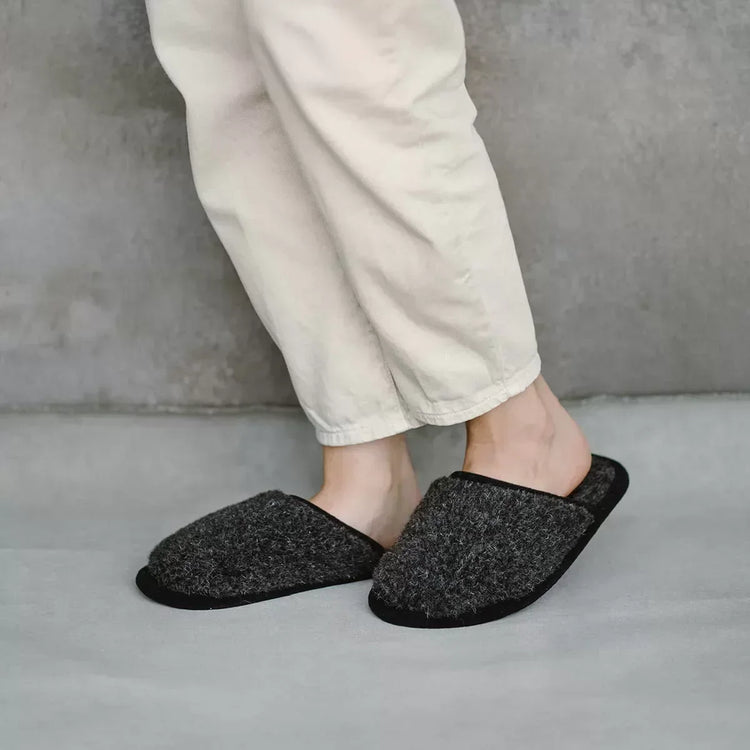 Merino wool slippers Granite at home